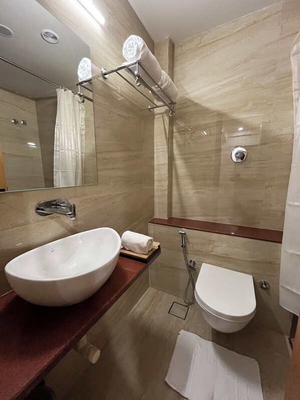 Executive Room | Bathroom | Shower, hair dryer, towels, soap
