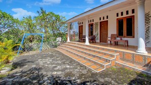 A house with a porch, steps, and a garden. - Hotel O near Supermall Karawaci formerly (Tangerang)