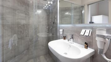 Deluxe-værelse til 4 personer - balkon - byudsigt | Badeværelse