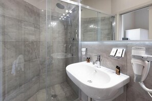 Deluxe Quadruple Room, Balcony, City View | Bathroom