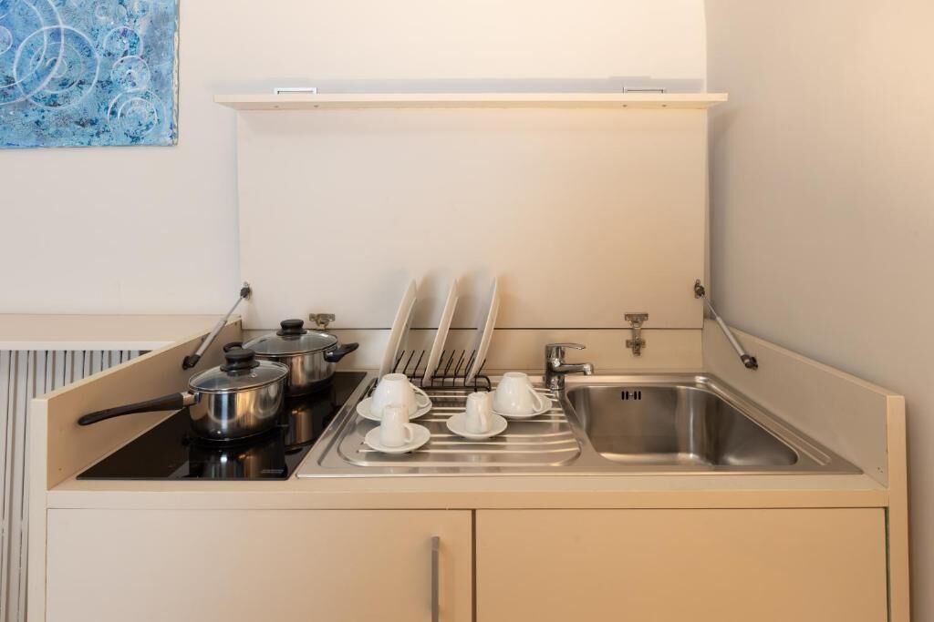 Camera familiare, balcone, vista città | Cucina privata