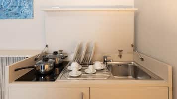 Camera familiare, balcone, vista città | Cucina privata