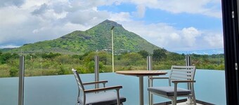 Modern 4-Bedroom Apartment in the Heart of Cap Tamarin – 5 mins from the Beach