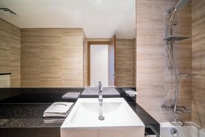 아파트, 발코니, 시내 전망 | 욕실 | 타월