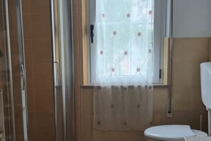 Douche, bidet, serviettes fournies, papier toilette