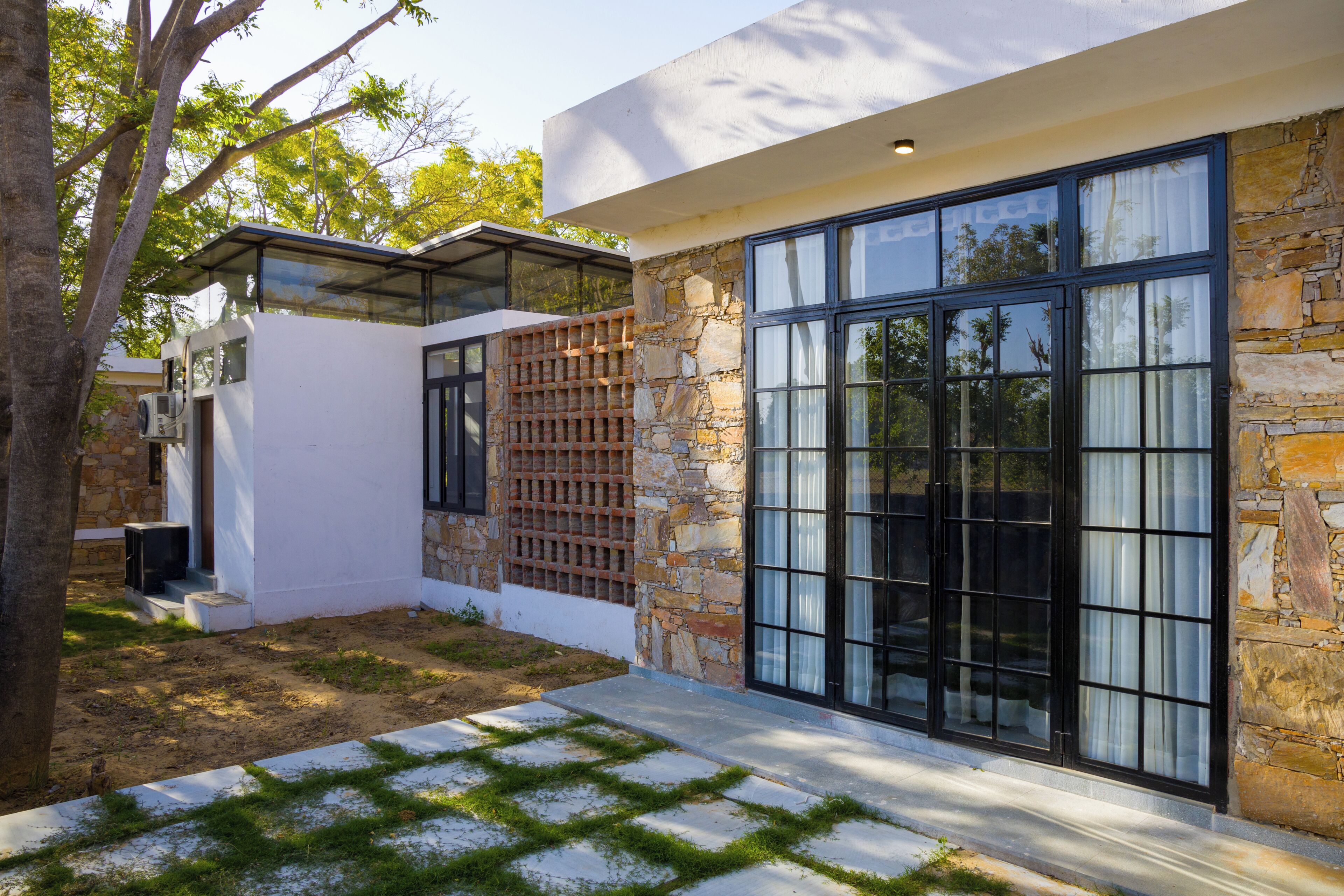 المنشأة من الخارج