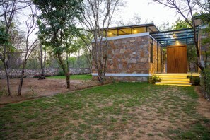 Property grounds - Elivaas Nature 95 4BHK Farm with Pool (Jamwa Ramgarh)