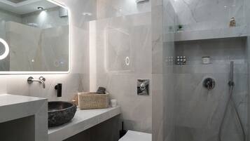 Monolocale comfort | Bagno | Doccia, asciugacapelli, pantofole, asciugamani