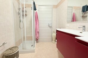 Shower, bidet, towels - C014 - Camerano, a two-room apartment with air conditioning (Camerano)
