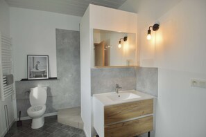 Shower, hair dryer, towels - Le jardin de Constance, enclosed garden, 750m from the beach (Saint-Côme-de-Fresné)