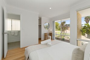 4 bedrooms, iron/ironing board, travel crib, WiFi - Paw-fect Family Retreat: 4BR Home in Connolly (Connolly)