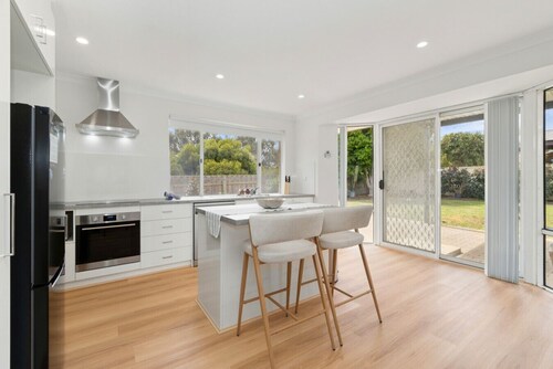 Paw-fect Family Retreat: 4BR Home in Connolly