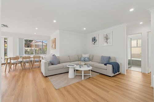 Paw-fect Family Retreat: 4BR Home in Connolly