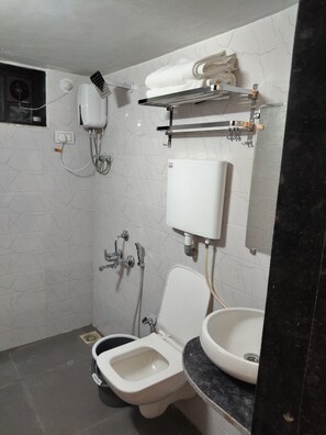 Deluxe Double Room, Balcony, Garden View | Bathroom - Zista Inn (Shriwardhan)