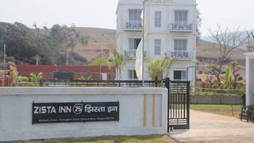 Bagian depan properti - sore/malam