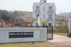 Façade de l’hébergement  – soirée/nuit