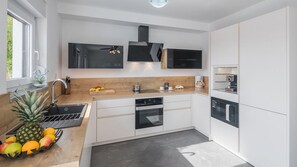 Fridge, microwave, oven, dishwasher - Villa Freya by Villas Guide (Medulin)