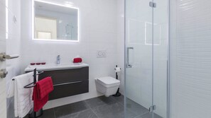 Shower, hair dryer, towels - Villa Freya by Villas Guide (Medulin)