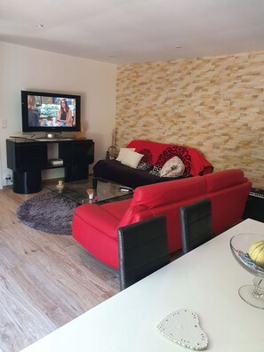 Living area - Lovely apartment in a peaceful green setting on the village heights. (Collobrières)
