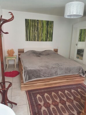 2 bedrooms, bed sheets - Lovely apartment in a peaceful green setting on the village heights. (Collobrières)