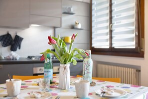 Dining - 'Kikosa House' Apartment with Private Terrace, Wi-Fi, and Air Conditioning (Castelnuovo del Garda)