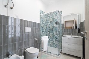 Doppelzimmer | Badezimmer | Dusche, kostenlose Toilettenartikel, Handtücher, Seife