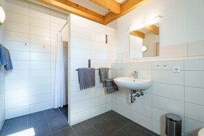 Shower, hair dryer, towels - Apartment 'Rheinaue' with Shared Garden, Balcony and Wi-Fi (Neuried)