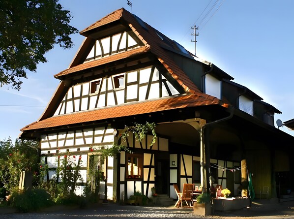 Exterior - Apartment 'Rheinaue' with Shared Garden, Balcony and Wi-Fi (Neuried)