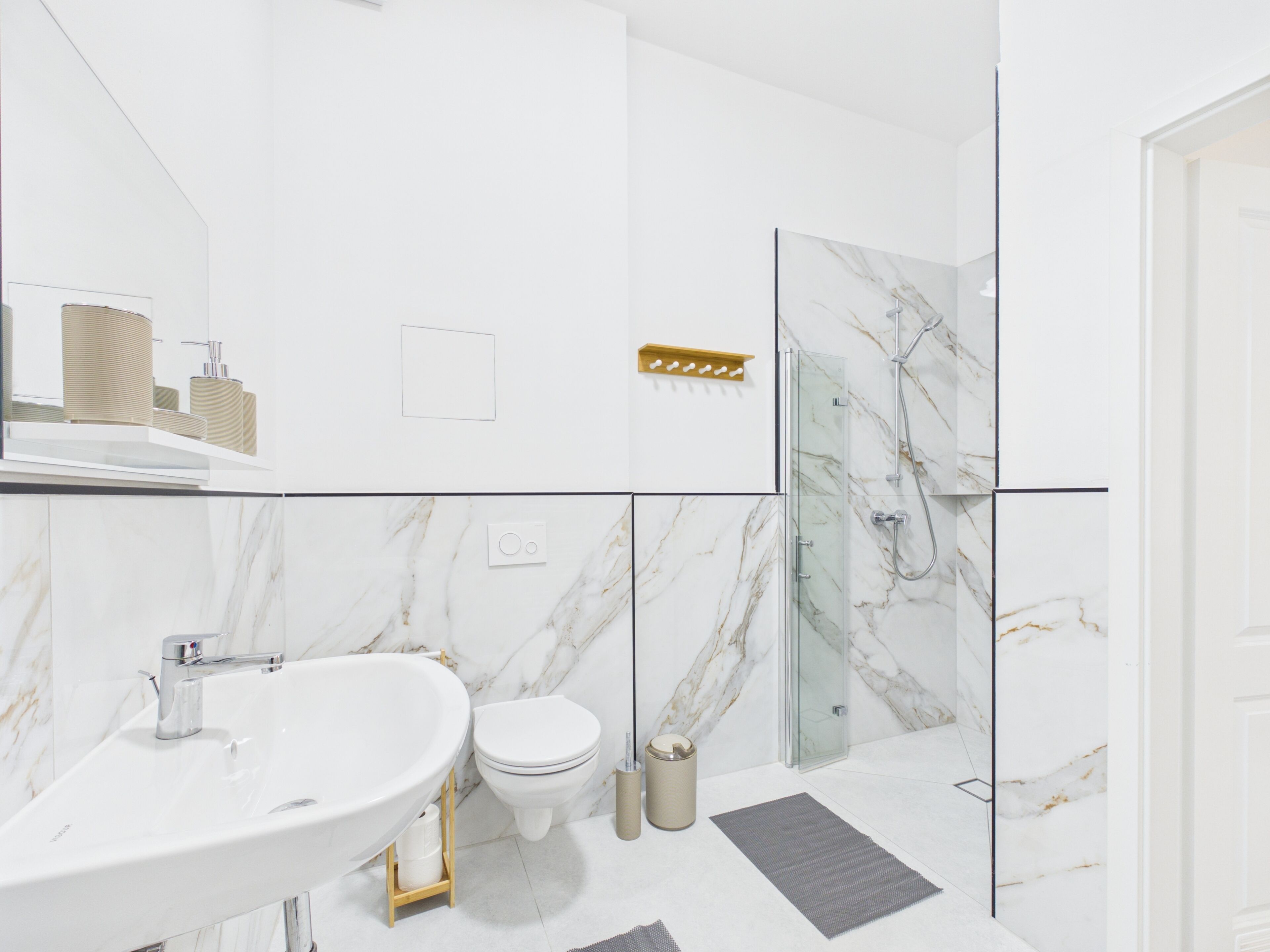 Dusche, Handtücher, Seife, Toilettenpapier