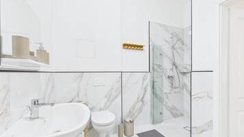 Dusche, Handtücher, Seife, Toilettenpapier