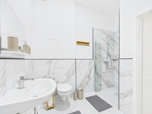 Shower, towels, soap, toilet paper - Spacious ground floor apartment for up to 3 people - GÖ03 (Görlitz)