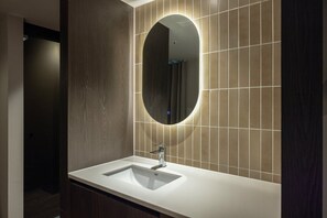 Kamar Standar (B) | Kamar mandi | Pengering rambut, handuk, sampo, dan tisu toilet