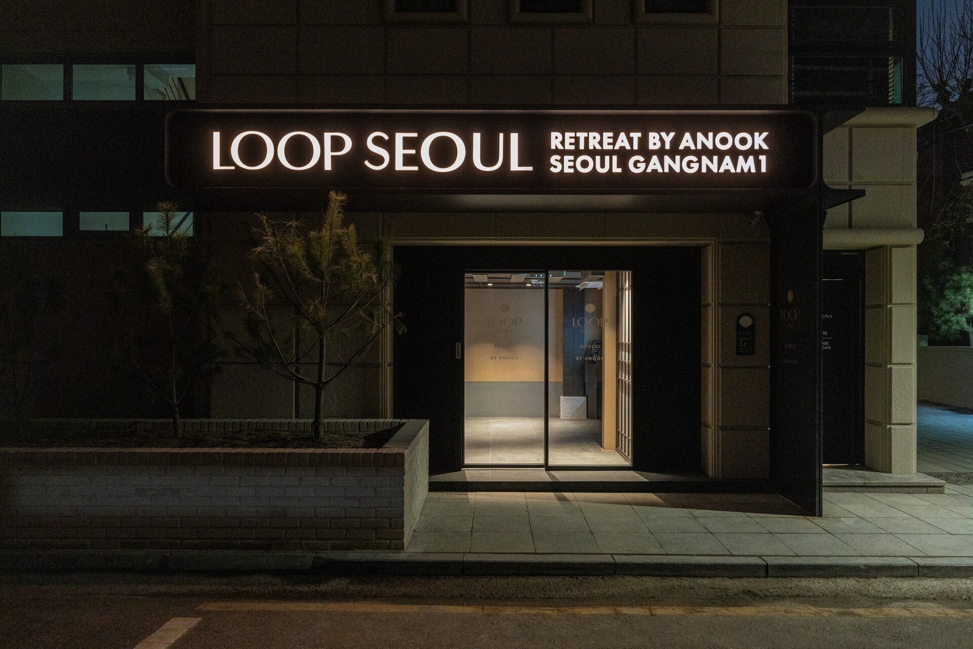 Un edificio con un cartello che riporta 'LOOP SEOUL RETREAT BY ANOOK SEOUL GANGNAM1'.