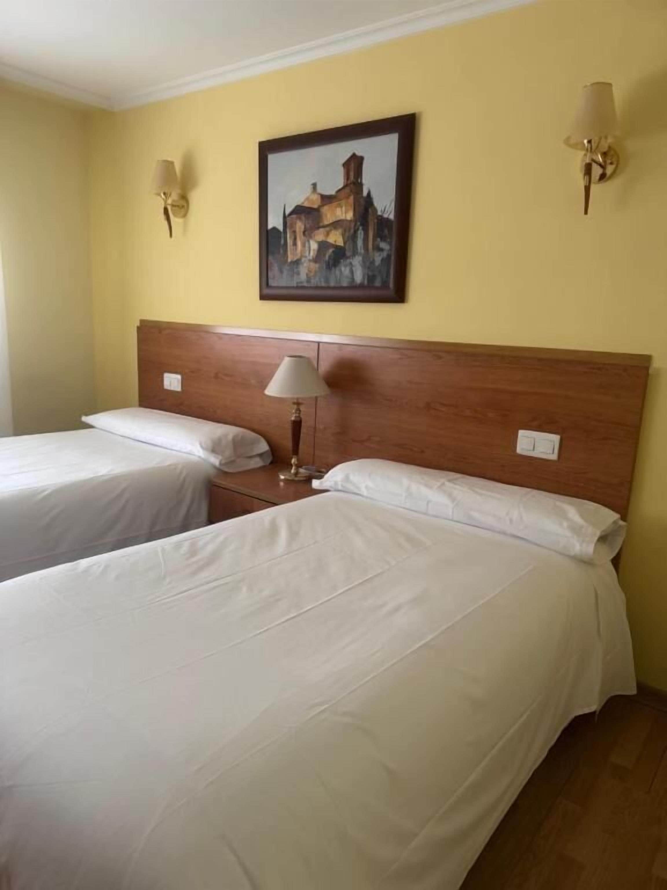 Twin kamer, uitzicht op stad | Een bureau, verduisterende gordijnen, gratis wifi