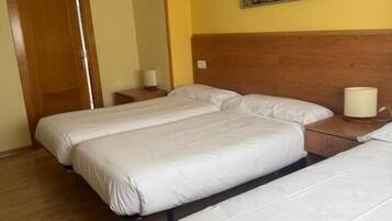 Escritorio, cortinas opacas, wifi gratis