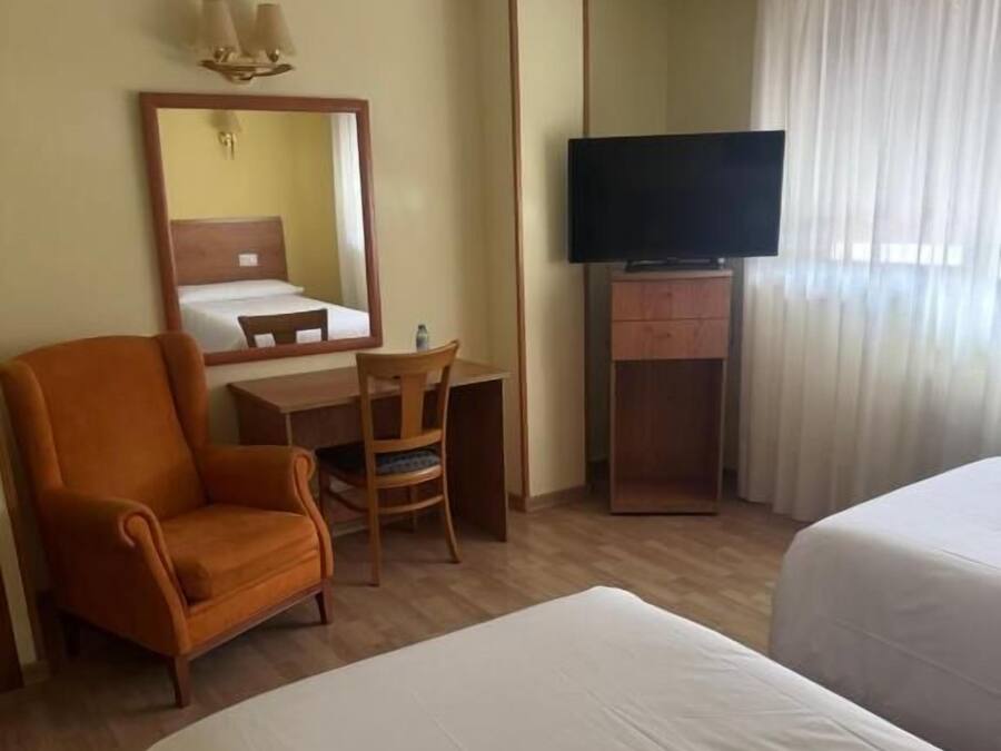 Escritorio, cortinas opacas, wifi gratis