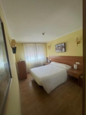 Double Room, City View | Desk, blackout drapes, free WiFi - Hostal El Volante (Estella)