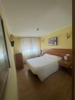 Habitación doble, vistas a la ciudad | Escritorio, cortinas opacas, wifi gratis
