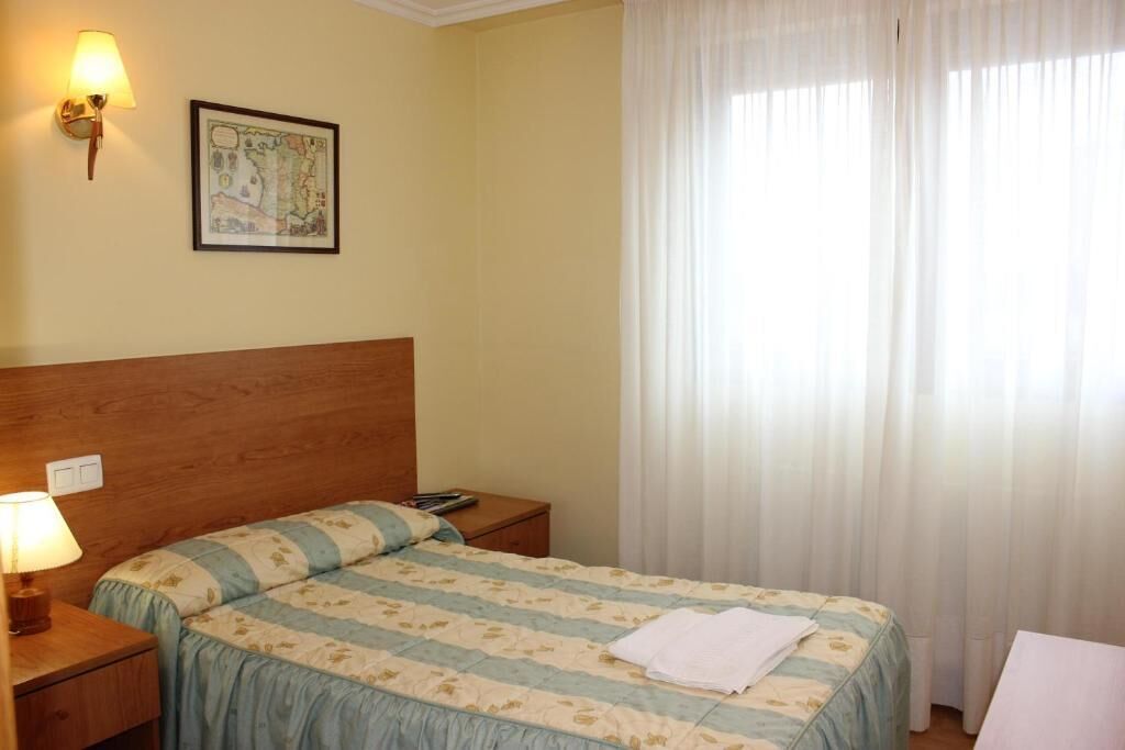 Escritorio, cortinas opacas, wifi gratis