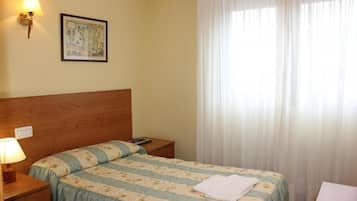 Escritorio, cortinas opacas, wifi gratis