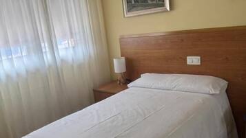 Habitación individual clásica, vistas a la ciudad | Escritorio, cortinas opacas, wifi gratis