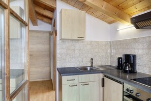 Refrigerador, horno, parrilla de estufa y cafetera y tetera 