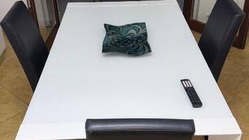 Appartement, balkon, uitzicht op heuvels | Buiten dineren