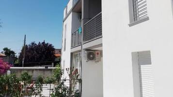 Appartement, balkon, uitzicht op heuvels | Exterieur