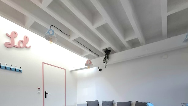 Una sala de estar moderna con un sofá, una mesa y un banco.