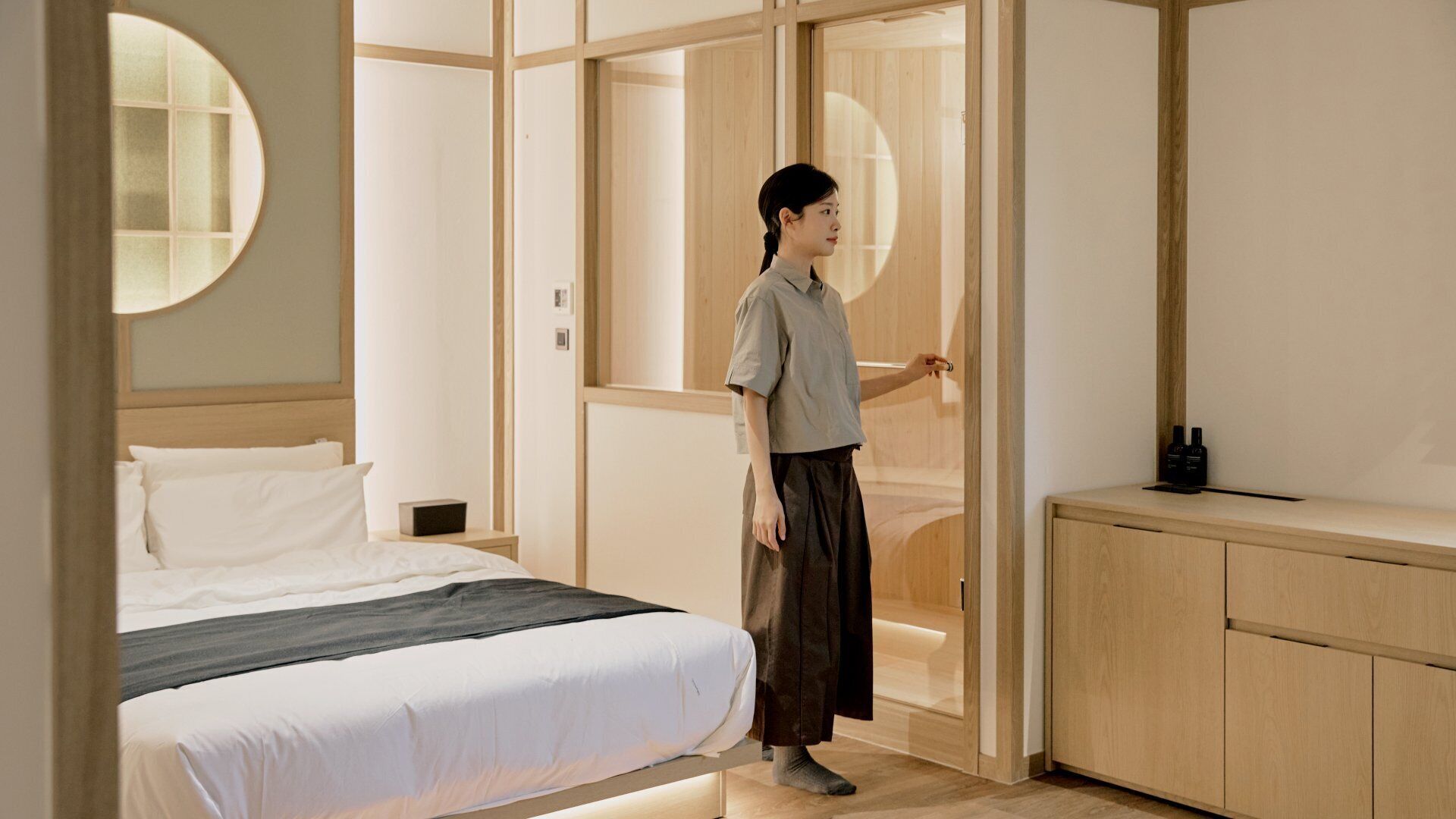 Una camera da letto con un letto, un comodino, un armadio e uno specchio.