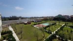A courtyard with a swimming pool, a covered seating area, and a grassy lawn. - Charming Apartment for 4 Guests – Relax and Comfort near Venice (Venezia)