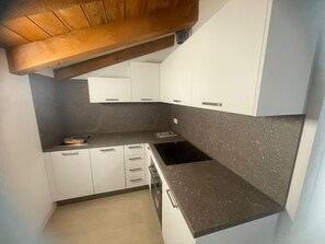 Frigorífico, horno, placa de cocina y lavavajillas