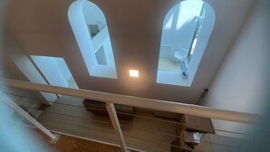 A staircase with a handrail, leading to a landing with three arched windows. - Spacious Apartment for 6 Guests – Elevator Access near Venice (Venezia)