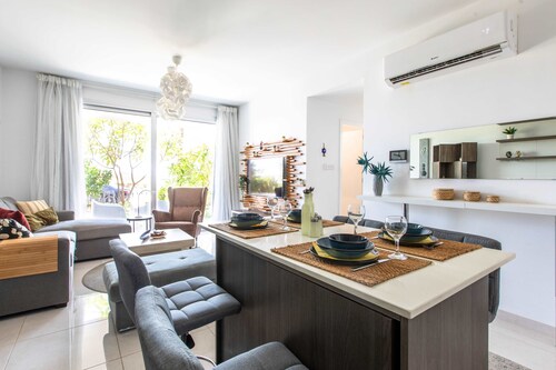 Lemon Tree 1-BR Apt & Pool in Livadia